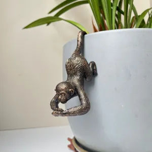Statua di scimmia sospesa per vaso da fiori, simpatica decorazione per giardino nuovo.