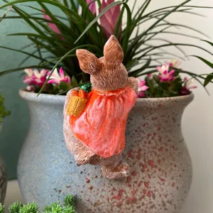Encantadora figura de conejo colgante para maceta, accesorio decorativo para plantas.