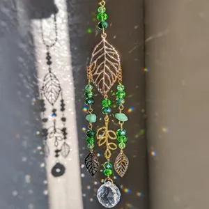 Attrape-soleil en cristal pour fenêtre avec design de feuille et perles vertes déco.