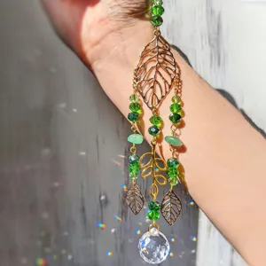 Attrape-soleil suspendu en cristal avec perles vertes et feuilles en métal pour jardin.