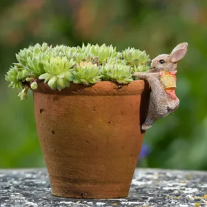 Encantadora estatueta de animal de resina de conejo trepador para maceta y jardin.