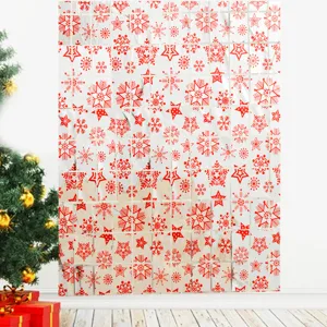 Dettaglio tenda di paillettes di Natale, sfondo con fiocchi rossi, decorazione festiva.