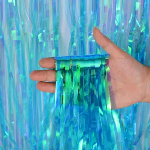 Vue rapprochée du rideau de franges iridescent, fond brillant pour décor de fête et mariage.