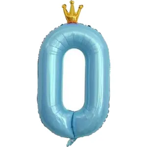 Vue detaillee du ballon en aluminium chiffre 0 bleu avec couronne dore pour decoration de fete.