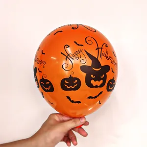 Ballon en latex d'Halloween de 5 pouces avec citrouille et chapeau de sorcière vue de détail.
