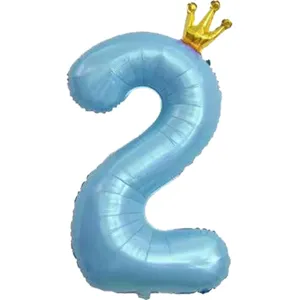Ballon chiffre 2 bleu en aluminium avec couronne doree pour anniversaire et fete de deco.