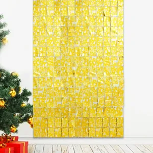 Dettaglio della tenda di paillettes quadrate di Natale, motivo renna e fiocco di neve.