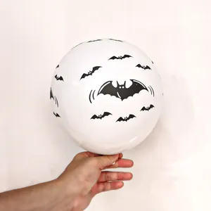 Ballon en latex impression chauve-souris d'Halloween, gros plan avec motifs mignons noirs.