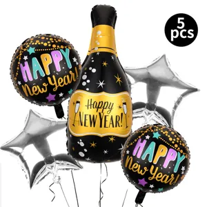 Détail de l'ensemble de ballons en aluminium du Nouvel An avec bouteille et étoiles.