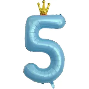 Gros plan d'un grand ballon en aluminium chiffre 5 bleu avec couronne d'or pour fête.
