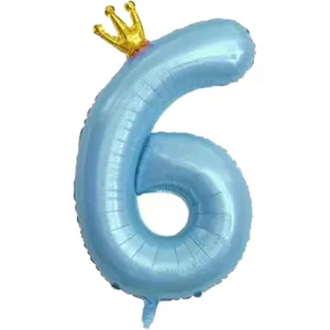 Ballon aluminium chiffre 6 bleu avec couronne dorée, parfait pour déco anniversaire.
