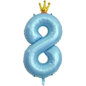 Vue détaillée du ballon aluminium bleu chiffre 8 de 40 pouces avec couronne pour anniversaire.