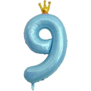 Gros plan sur le ballon aluminium chiffre 9 bleu avec couronne or pour decoration fete.