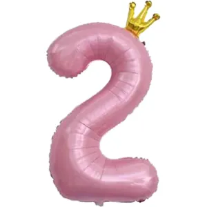 Ballon aluminium rose chiffre 2 de 40 pouces avec couronne dorée détail de fête.