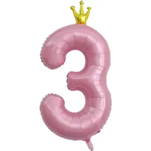 Ballon chiffre 3 en aluminium rose avec couronne doree pour decoration de fete d'anniversaire.