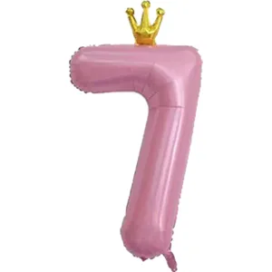 Detail du ballon chiffre 7 en aluminium rose avec couronne doree pour fete d'anniversaire.