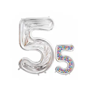 Détail de ballon en aluminium chiffre 5 argenté, parfait pour décoration de fête d'anniversaire.