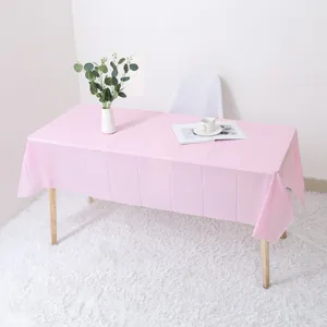Nappe jetable rose pour decoration de fete, couverture de table unie vue detaillee.