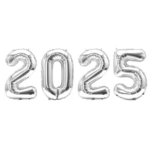 Vue rapprochée détaillée de ballons en aluminium argenté formant 2025 pour décoration.