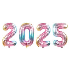 Gros plan détail du ballon aluminium chiffre 2025 arc-en-ciel dégradé pour décoration de fête.