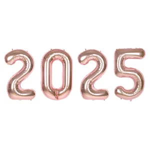 Gros plan des ballons en aluminium rose gold chiffre 2025 pour décoration du Nouvel An.