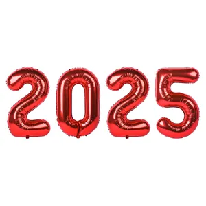 Ballons chiffres en feuille rouge 2025 vue de détail, déco de fête brillante gros plan