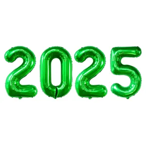 Détail en gros plan des ballons en aluminium verts formant 2025, parfaits pour le Nouvel An.