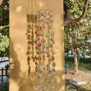 Kristall Sonnenfänger Anhänger mit Kette und bunten Lichtreflexen für Fensterdekoration.