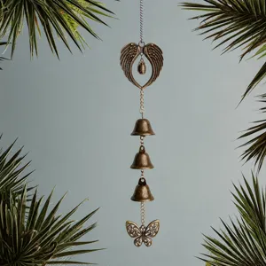 Antike bronzene Windspiel mit Engelsflügeln und Schmetterling Design für Retro Hängedeko.