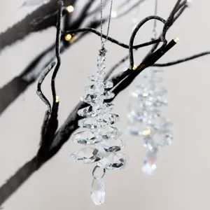 Detaillierte Nahaufnahme eines klaren facettierten Kristall Weihnachtsbaum hängenden Anhängers.