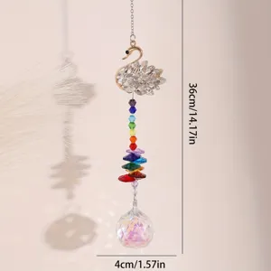 Detail de suspension attrape-soleil cygne en cristal avec longueur de 36 cm et perles.