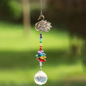 Vue de detail attrape-soleil cygne en cristal, beau prisme suspendu pour deco interieure.