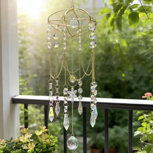 Ornement suspendu attrape-soleil en cristal avec cadre géométrique doré et perles colorées.