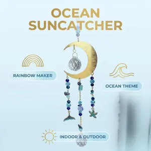 Ozean Thema Kristall Sonnenfaenger mit goldenem Mond und blauen Perlen Deko Detail