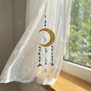 Wunderschöner Kristall-Sonnenfänger Detail, Fensterhänger mit Mond und blauen Perlen.