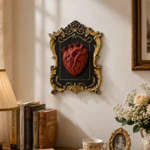 Decorazione murale cuore anatomico in resina vintage con cornice dorata per casa retrò.