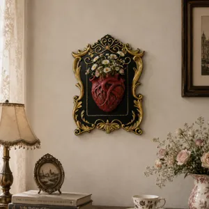 Vista di dettaglio decorazione murale cuore anatomico vintage, vaso fiori in resina gotica.