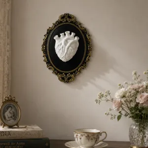 Decorazione murale in rilievo retrò gotico europeo, arte da parete con cuore in resina.