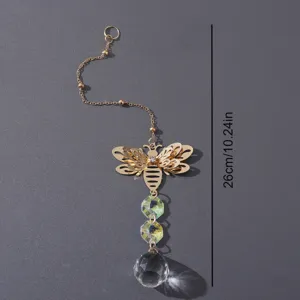Goldener Metall Biene Kristall Sonnenfaenger Anhaenger Detailansicht mit Kette und Steinen.