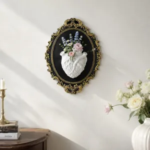Vista dettagliata della decorazione murale in resina vintage europea con vaso a cuore gotico.
