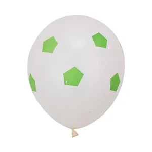 Gros plan de détail d'un ballon en latex blanc avec motif pentagone vert et embout de gonflage.