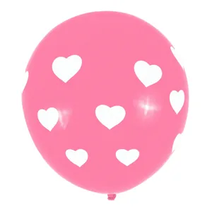 Vue détaillée du ballon en latex rose de 12 pouces avec motifs de cœurs blancs.