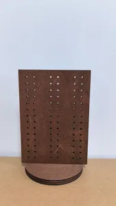 Dettaglio del supporto per orecchini in legno con fori multipli e base circolare stabile.