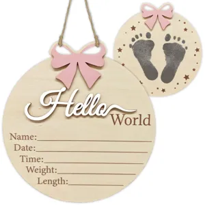 Panneau d'annonce de naissance en bois pour bébé avec nœud rose et détails d'étape.
