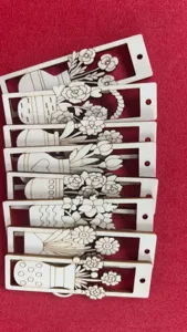 Set di 8 segnalibri in legno cavo con bellissimi motivi intagliati a laser di fiori e vasi.