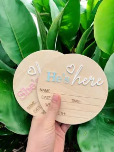Carte plaque en bois annonce de naissance bébé jalons détail pour décoration chambre.