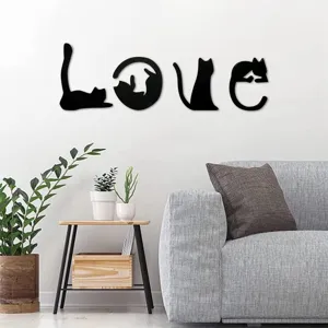 Detailansicht der schwarzen Katzen-Silhouette LOVE Wandkunst aus Holz, süsse Deko.