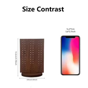 Espositore per orecchini in legno con fori multipli e pratico diagramma di confronto dimensioni.
