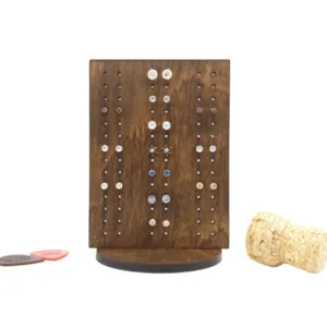 Pratico espositore rustico in legno per orecchini con fori per organizzare i gioielli.