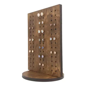 Espositore per orecchini in legno rustico con pannello forato verticale per gioielli.